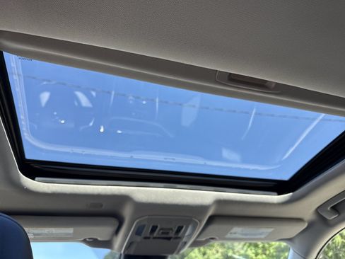 Used 2021 Toyota Highlander XLE FWD image 19