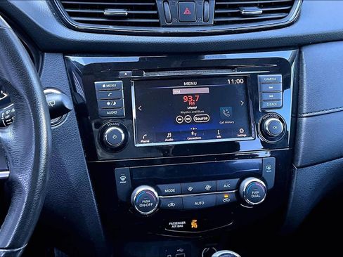 Used 2019 Nissan Rogue SV image 6