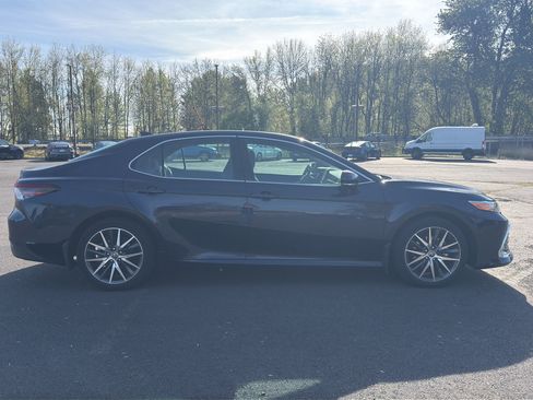 Used 2022 Toyota Camry XLE w/ Navigation Upgrade Package image 6
