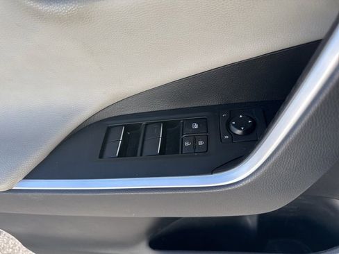 Used 2019 Toyota RAV4 Limited image 14