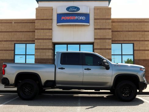 Used 2024 Chevrolet Silverado 2500 ZR2 w/ Technology Package AWD/4WD image 5
