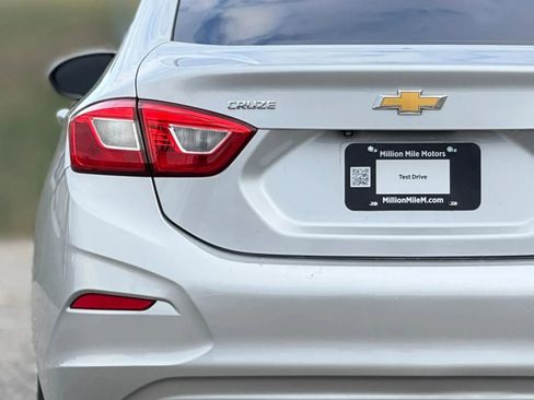 Used 2018 Chevrolet Cruze LS FWD image 13
