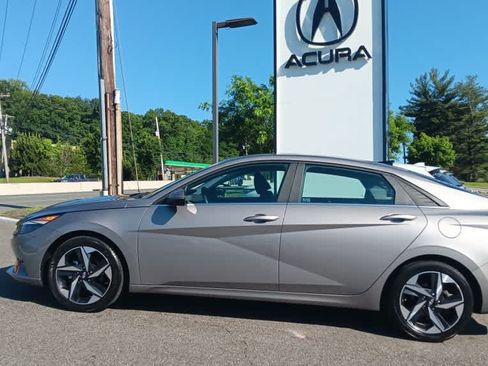 Used 2023 Hyundai Elantra Limited w/ Preferred Accessory Package FWD image 2