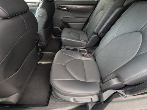 Used 2024 Toyota Highlander Platinum AWD/4WD image 18