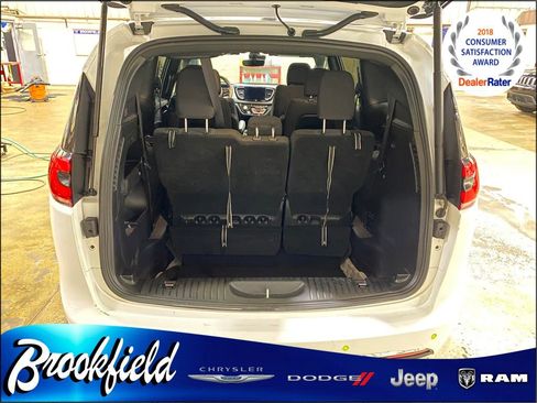 Used 2023 Chrysler Pacifica Touring image 11