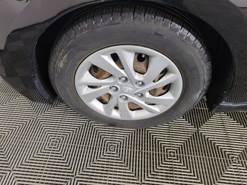 Used 2017 Hyundai Elantra SE image 25