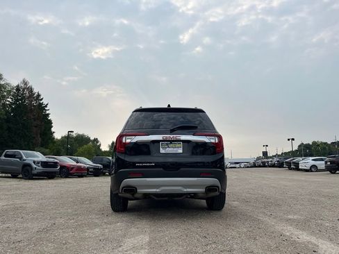 Used 2023 GMC Acadia SLT w/ Preferred Package FWD image 9