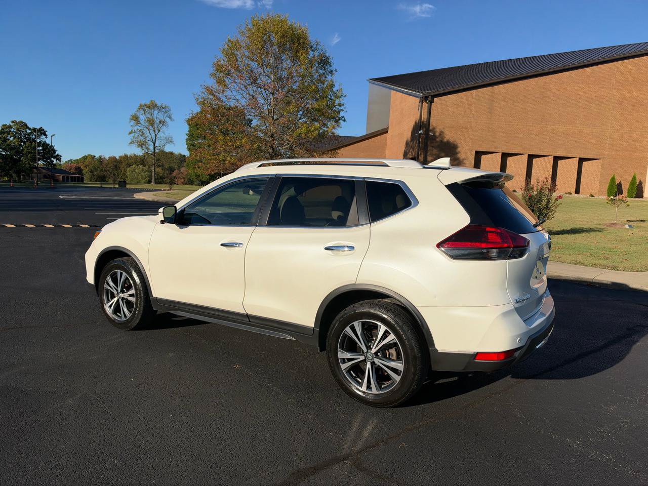 Used 2019 Nissan Rogue SV w/ Sun & Sound Touring Package AWD/4WD image 6