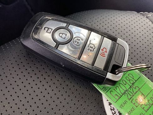 Used 2025 Ford Escape Platinum AWD/4WD image 29
