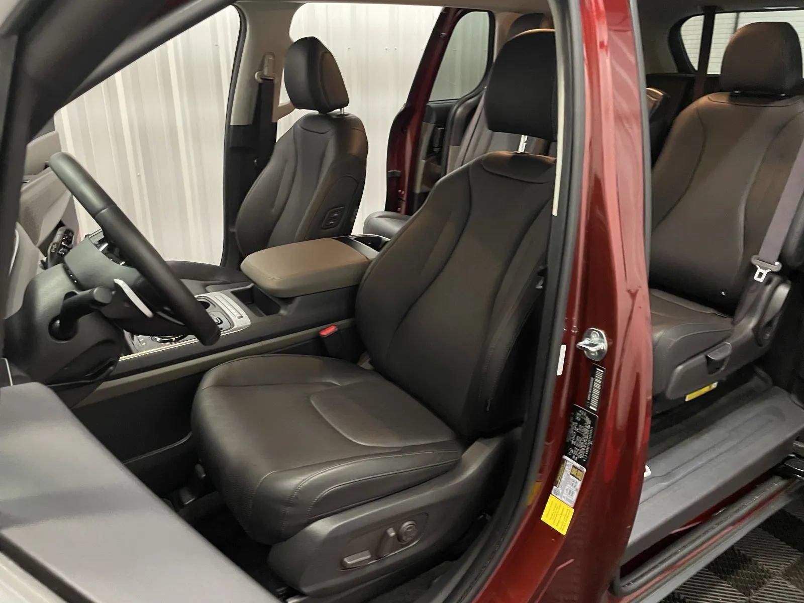 Used 2025 Kia Carnival EX FWD image 34