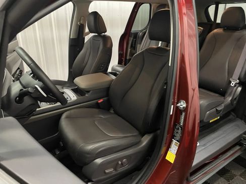 Used 2025 Kia Carnival EX FWD image 34