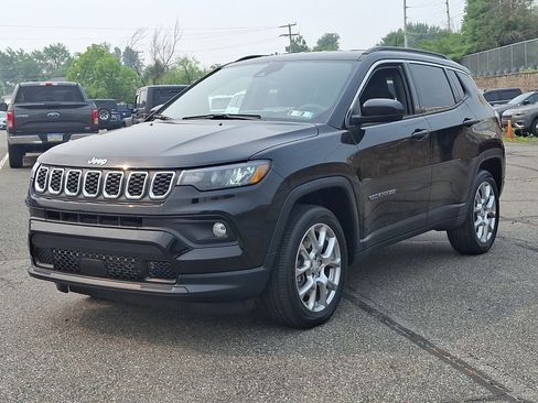 Used 2024 Jeep Compass Latitude AWD/4WD image 3