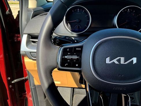Used 2024 Kia Carnival LX FWD image 13