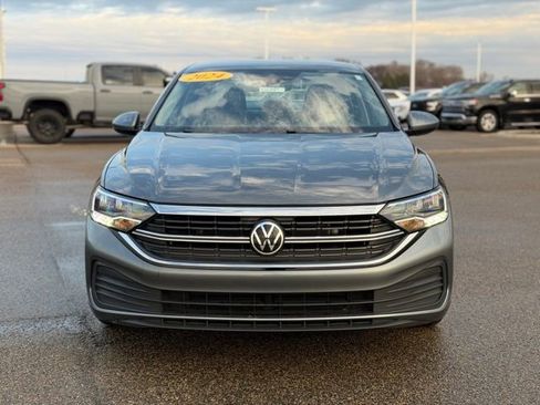 Used 2024 Volkswagen Jetta SE image 2