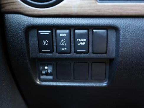 Used 2017 Nissan Titan SL image 39