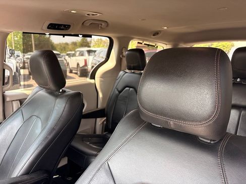 Used 2019 Chrysler Pacifica Touring-L FWD image 23
