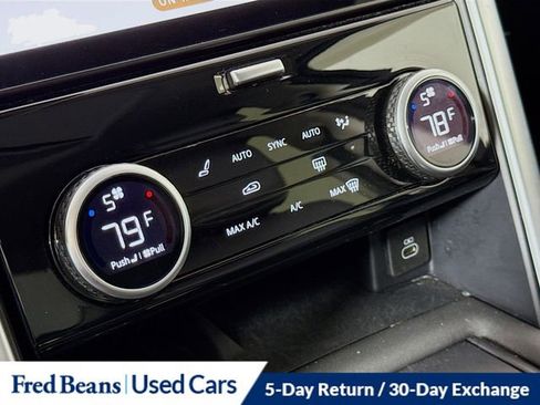 Used 2024 Land Rover Discovery S image 18