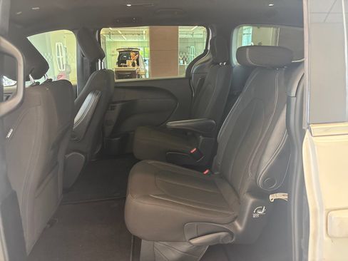 Used 2023 Chrysler Pacifica Touring FWD image 11