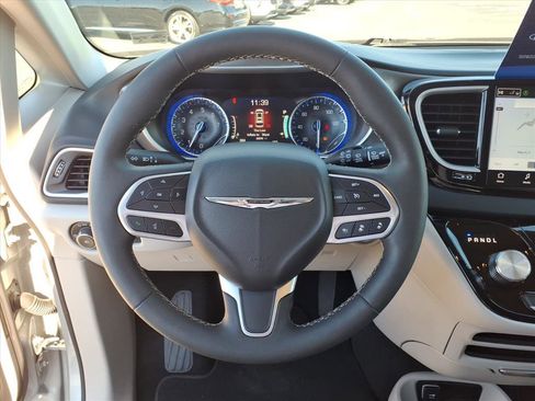 Used 2024 Chrysler Pacifica Touring-L image 22