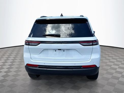 Used 2024 Jeep Grand Cherokee Altitude RWD image 7