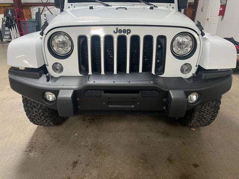 Used 2017 Jeep Wrangler Sahara image 15