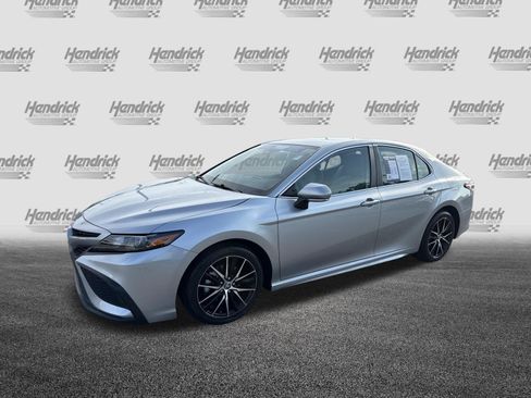 Used 2024 Toyota Camry SE w/ Convenience Package FWD image 5