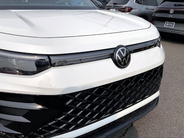 New 2026 Volkswagen Tiguan SE R-Line FWD image 15