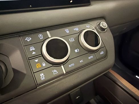 Used 2023 Land Rover Defender 130 X-Dynamic SE AWD/4WD image 17