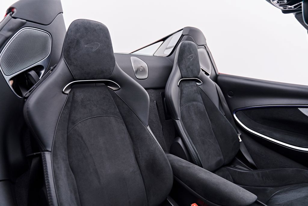 Used 2025 McLaren Artura Spider RWD image 49