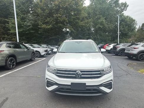 Used 2024 Volkswagen Tiguan SE w/ Panoramic Sunroof Package AWD/4WD image 2