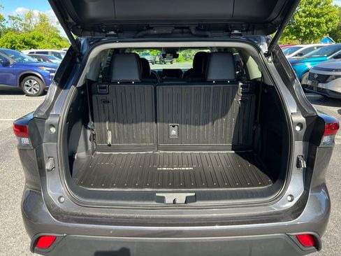 Used 2024 Toyota Highlander XLE AWD/4WD image 19