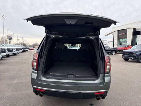 Used 2023 Chevrolet Suburban Premier image 32