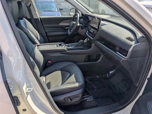 Used 2024 Toyota Grand Highlander AWD image 11