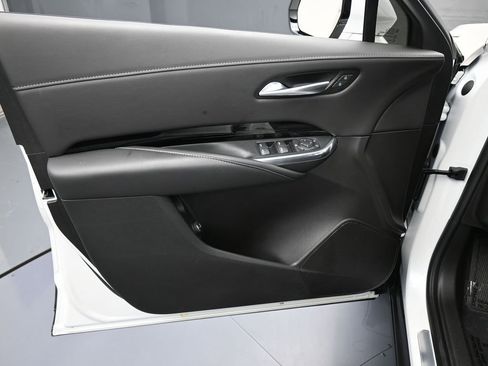 Used 2024 Cadillac XT4 Luxury w/ Cold Weather Package image 12