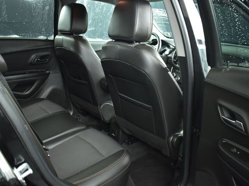 Used 2022 Chevrolet Trax LT w/ LT Convenience Package image 11