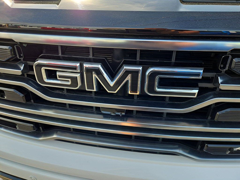 Used 2025 GMC Sierra 1500 AT4 w/ AT4 Premium Package AWD/4WD image 2