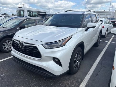 Used 2023 Toyota Highlander XLE AWD/4WD image 3