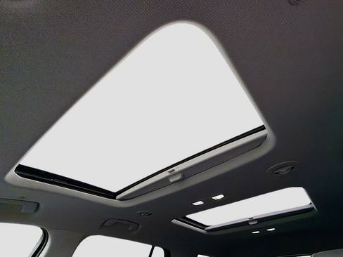 Used 2021 Chevrolet Traverse RS image 16