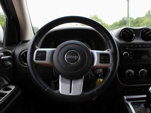 Used 2017 Jeep Compass Latitude FWD image 15
