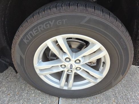 Used 2024 Ford Explorer XLT RWD image 13