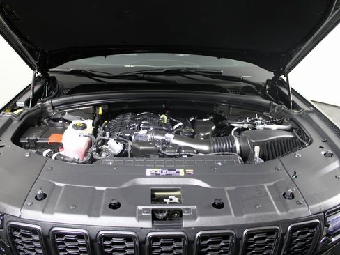 Used 2025 Jeep Grand Cherokee Limited w/ Black Appearance Package image 7