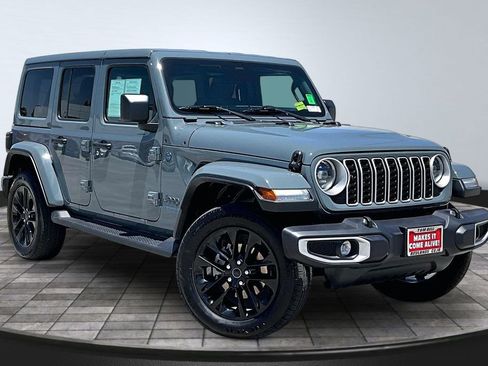 Used 2025 Jeep Wrangler Unlimited Sahara AWD/4WD image 37