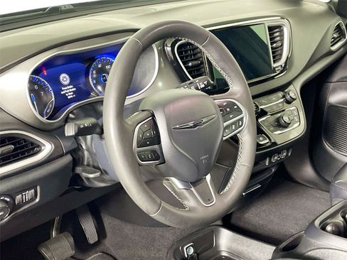 Used 2025 Chrysler Pacifica Select FWD image 18