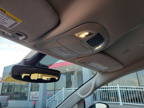 Used 2024 Chrysler Pacifica Touring-L image 30