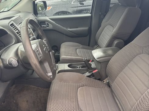 Used 2013 Nissan Frontier SV image 2