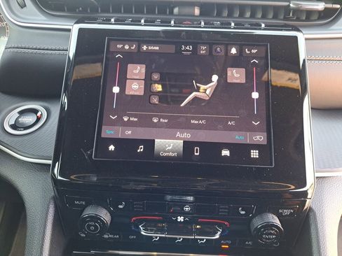 New 2025 Jeep Grand Cherokee Altitude image 4