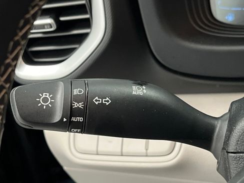 Used 2025 Hyundai Venue SEL image 40