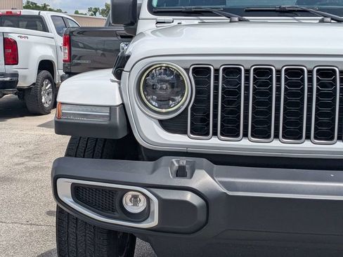 Used 2025 Jeep Wrangler Unlimited Sahara AWD/4WD image 8