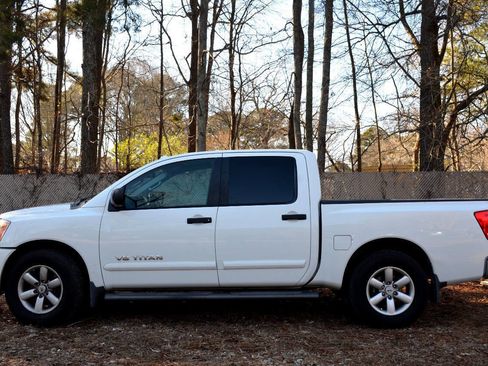 Used 2014 Nissan Titan SV w/ SV Value Truck Package image 8