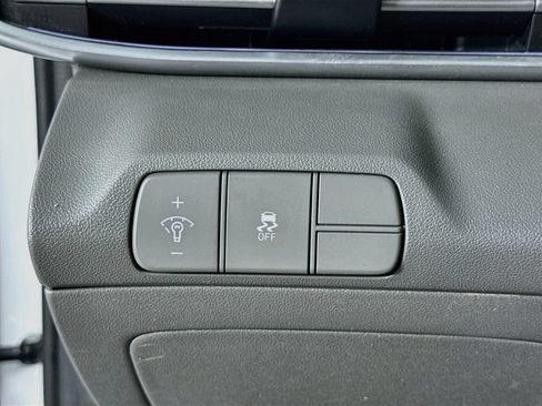 Used 2025 Hyundai Elantra SEL FWD image 15